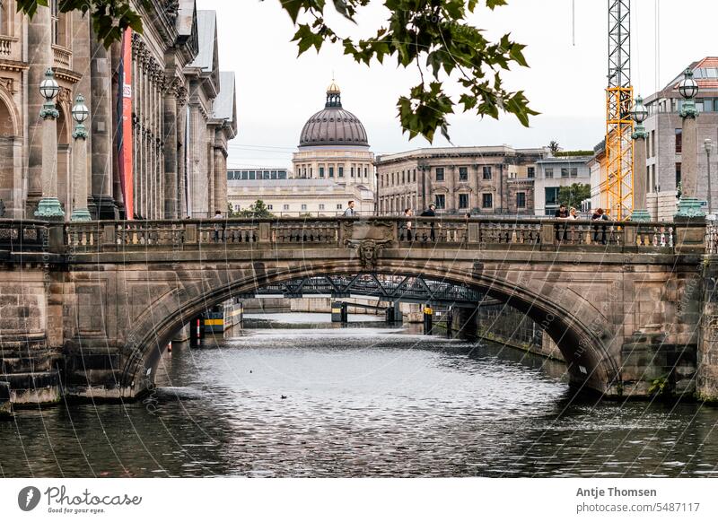 Südliche Monbijoubrücke neben dem Bodemuseum mit Kran an der Seite Spree Berlin Berlin-Mitte Brücke Architektur Hauptstadt Sehenswürdigkeit