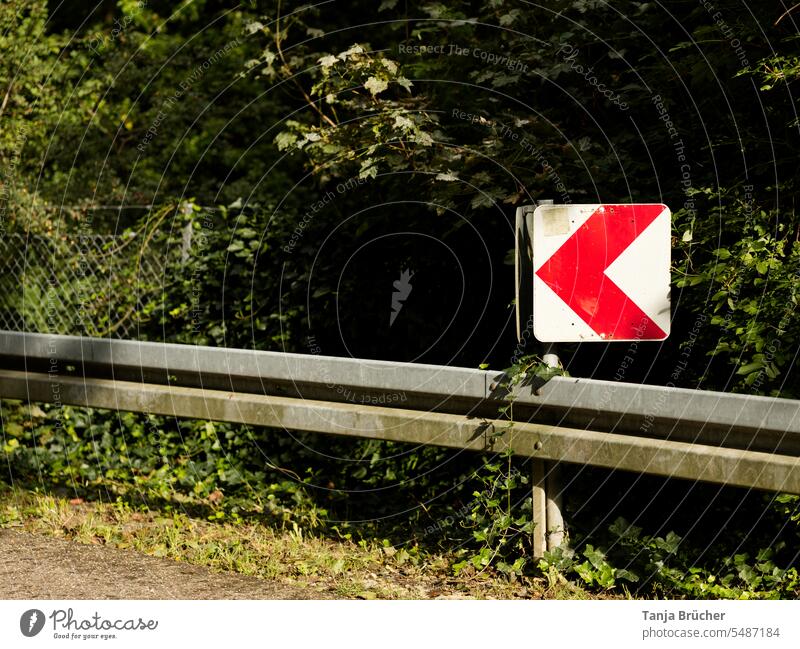 Warnschild mit rotem Pfeil - Achtung Kurve nach links! gefährliche Kurve scharfe Kurve roter Pfeil Leitplanke Rote Pfeile auf weißem Grund Wegweiser