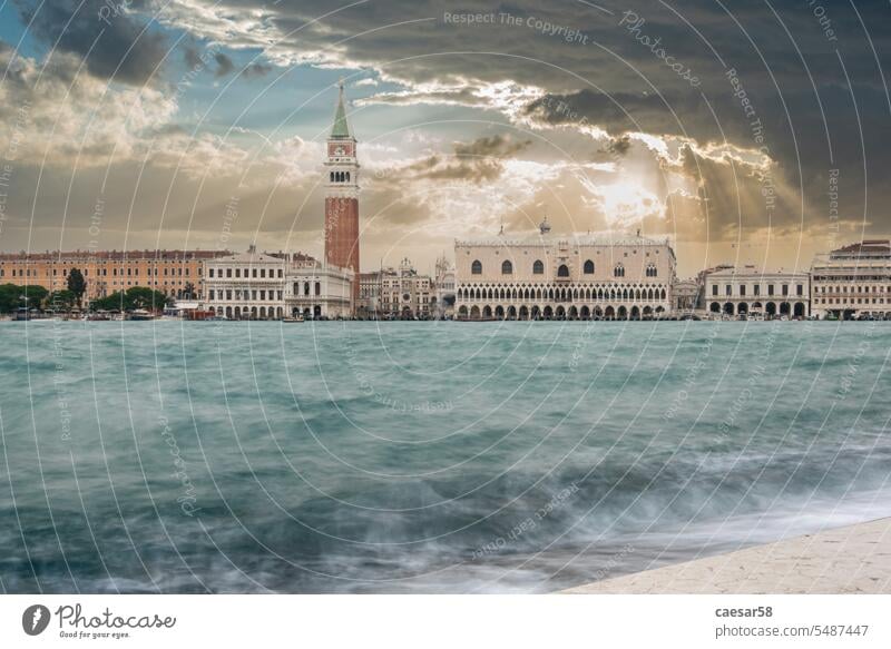 Der Markusplatz in Venedig bei schlechtem Wetter und Flut kultig Wolken Himmel Sonnenaufgang Sonnenuntergang Abenddämmerung Sonnenstrahlen typisch