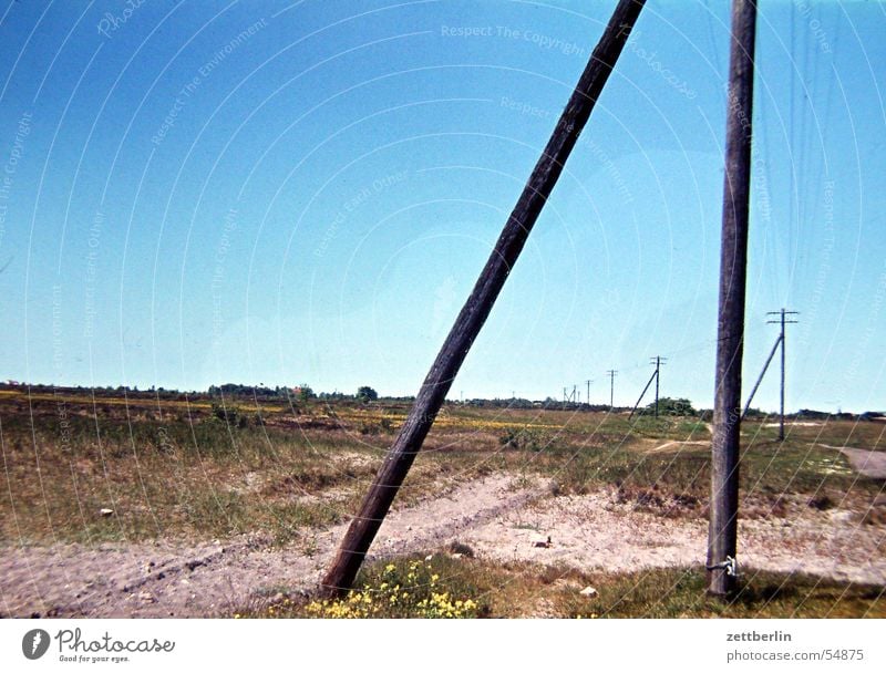 Hiddensee Meer himmelblau Telefonmast Sandweg Steppe Einsamkeit Landschaft Ostsee Ferne Himmel prairie Freiheit