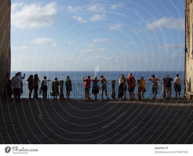 Aussichtspunkt auf das Meer Himmel Ausblicke Wasser blau Wolken Horizont Außenaufnahme Farbfoto Landschaft Schönes Wetter Ferne Ferien & Urlaub & Reisen Tag