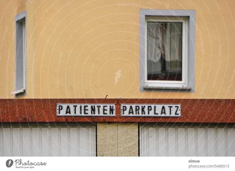 zwei Schilder  PATIENTEN und PARKPLATZ an einem Zweckbau vor einem Wohnhaus Parkplatz Patientenparkplatz Arztpraxis reservierter Parkplatz