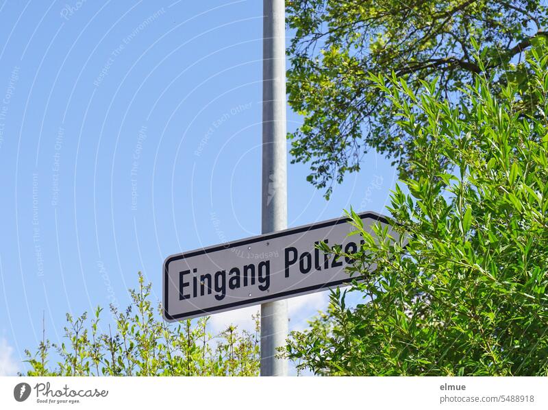 Wegweiser - Eingang Polizei Polizeistelle Hinweisschild Schild Schilder & Markierungen Baum Metall Pfeil Orientierung Navigation Polizeidienststelle Blog