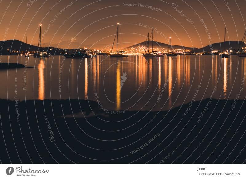 Lichtermeer am Meer Nacht Langzeitbelichtung Segelboot Yachten Berge u. Gebirge Stadt Nachtaufnahme Beleuchtung Bucht Stimmung dunkel Abend Landschaft