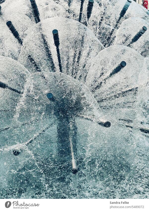 Ein Springbrunnen mit kleinem Runden Wasserspiel wasser rund Wassertropfen Brunnen Außenaufnahme Tropfen nass frisch Wasserfontäne sprudelnd Bewegung kalt