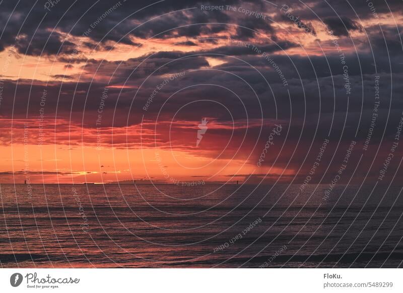 Regenschauer und Sonnenuntergang Meer Abendrot Dämmerung Horizont Himmel Landschaft Natur Wolken Abenddämmerung Menschenleer Sonnenlicht Farbfoto Außenaufnahme