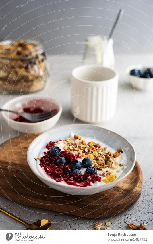 Müsli, Joghurt und frische Himbeeren in einer Schüssel. Gesundes Frühstück. Gesunde Ernährung Morgen essgeschirr organisch Diät süß Vitamin Löffel