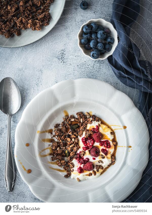 Granola, Joghurt und frische Himbeeren in einer Schüssel. Draufsicht, gesundes Frühstück. Müsli Gesunde Ernährung Diät Schalen & Schüsseln