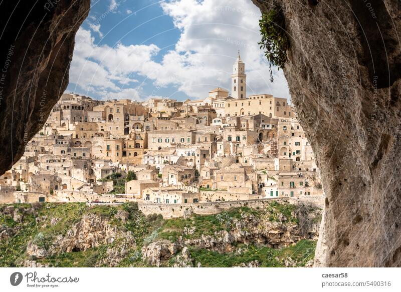 Blick auf das historische Stadtzentrum mit seiner Kathedrale, fotografiert von einem Höhlenhaus aus, Süditalien matera Ansicht Basilikata Architektur Italien