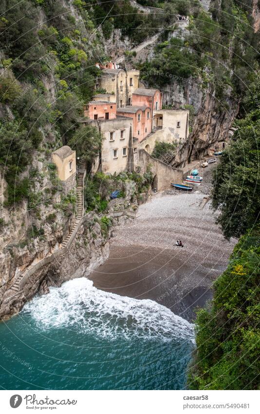 Schöne traditionelle Fischerhäuser im Fjord von Furry an der Amalfiküste, Italien Strand Klippe Campania Dorf Furore Windstille Frieden Häuser wohnbedingt