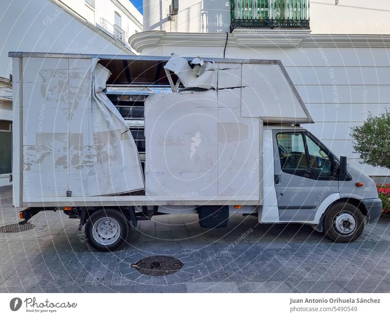 Auf der Straße geparkter beschädigter Lkw kaputter Lkw angegriffener Lkw Absturz Reparatur Unfall Versand Verkehr Transport Fahrzeug attackieren Verbrechen