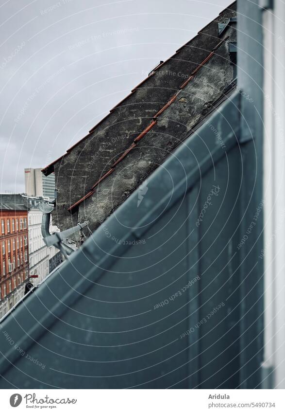 Blick aus dem Dachfenster Mauer Stadt Altbau grau alt trüb trostlos Häuser Bahnhofsviertel Fenster Haus Architektur Gebäude Wand Bauwerk Stadtzentrum Kopenhagen