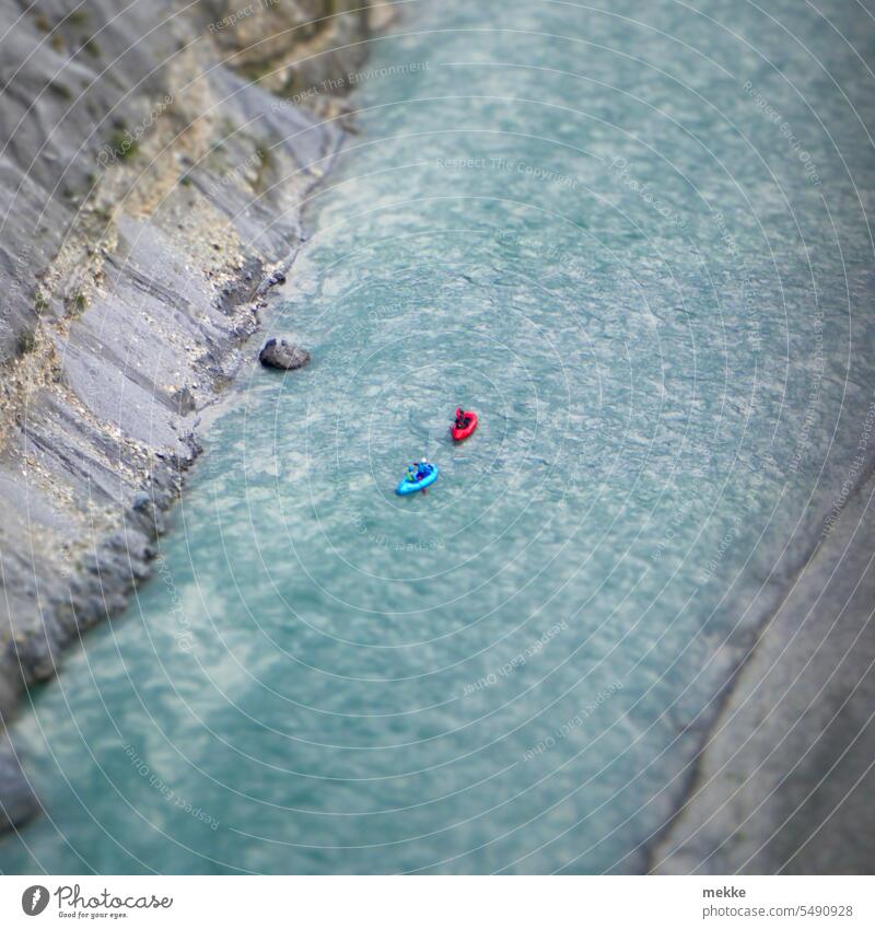 Die Paddler hinter dem Staubaum Fluss Gletscherwasser Gletscherbach Gebirgsbach Alpen Gebirge Flussufer Paddeln Rafting Paddelboot Abenteuer Extremsport Bach