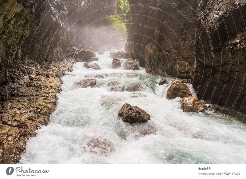 Blick in die Partnachklamm bei Garmisch-Partenkirchen Klamm Alpen Gebirge Wettersteingebirge Bayern Fluss Wasser Felsen Landschaft Natur Sommer blau grün Urlaub