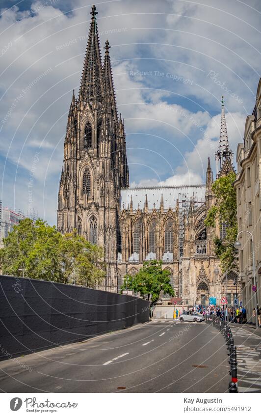 Kölner Dom Kirchtürme Farbfoto Außenaufnahme Wahrzeichen Stadt Sehenswürdigkeit Kirche Bauwerk Architektur Religion & Glaube Deutschland Gebäude Skyline