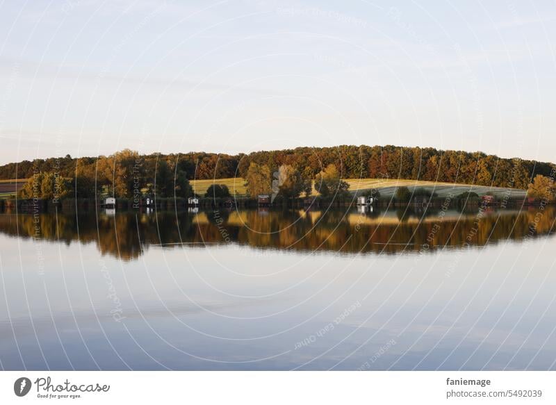 Gespiegeltes Seeufer im Abendlicht fischen Fischerhütte sehen Wasser am Wasser badesee Schatten abends Frankreich Grand-Est freizeit angeln Anglerhütte Idylle