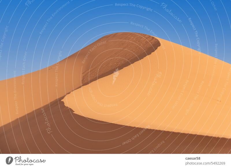 Malerische Dünen in der Wüste Erg Chebbi, einem Teil der afrikanischen Sahara Landschaft trocken trocknen Sand Haufen Hügel Kamm Schatten Licht winken Kurve