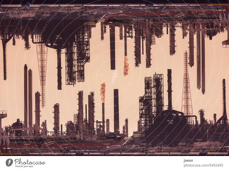 Industrieanlage surreal Metall Rost Fabrik Stahl Tag Energiewirtschaft Stahlwerk Schornsteine Flammen Abfackeln Schwerindustrie Mineralindustrie