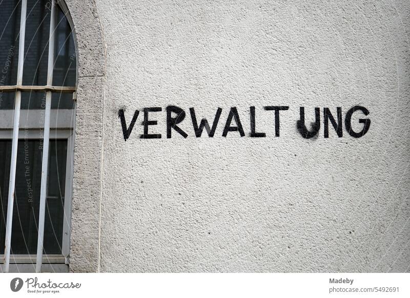 Schriftzug Verwaltung auf der Fassade des ehemaligen Lagerhaus und Kunstzentrum ATELIERFRANKFURT in Beige und Naturfarben an der Hanauer Landstraße im Ostend von Frankfurt am Main in Hessen