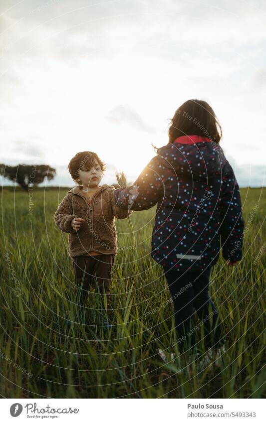 Bruder und Schwester spielen im Freien Geschwister Kind Kindheit Familie Familie & Verwandtschaft authentisch Herbst herbstlich Kinderspiel Farbfoto Glück