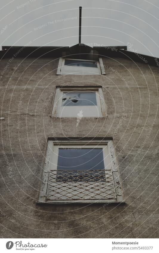 Fenster Haus Architektur Fassade Gebäude Menschenleer alt Glas Außenaufnahme fenster Stadt Bauwerk Mauer Reflexion & Spiegelung Hochhaus Glasfassade