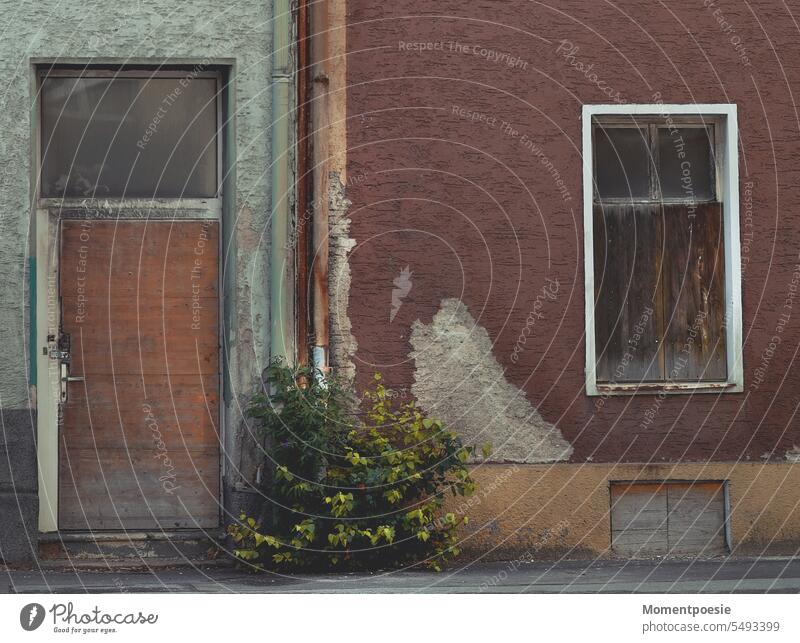 alte Gebäude lost places altes Gebäude Vergänglichkeit Verfall verfallen Vergangenheit Wandel & Veränderung kaputt verlassen Ruine Zerstörung Leerstand Fenster