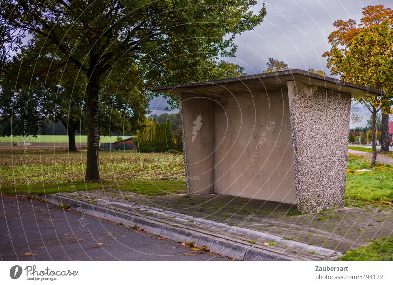 Bushaltestelle aus Waschbeton auf der Wiese wartet auf den Bus und Fahrgäste Haltestelle Beton Land ländlich Nahverkehr ÖPNV strukturschwach Verkehr nachhaltig