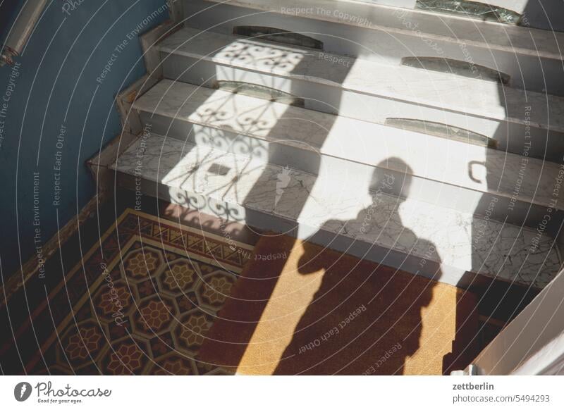 Fotografenschatten auf der Treppe altstadt bauwerk gebäude historisch patrizierhäuser sonnenschein tourismus treppe stufe treppenstufe absatz treppenabsatz