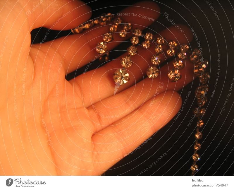 oh, wie das funkelt! Halskette Kollier Schmuck Licht Hand Finger Frau Glasbaustein edel Schatten