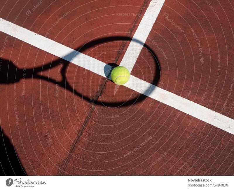 Schatten eines Tennisschlägers und eines Balls auf einem Innenhof Remmidemmi Tennisplatz Tennisball Schläger Sport keine Menschen Stillleben Objekt im Freien