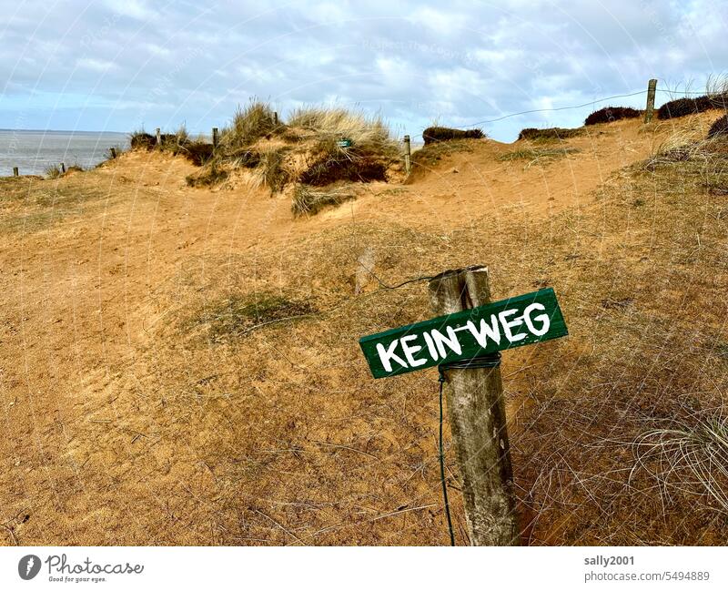 typisch deutsch | klare Ansage Schild Schrift Verbot Hinweis Natur. Weg dünengras Dübenlandschaft Verbotsschild kein Durchgang Warnung Schilder & Markierungen