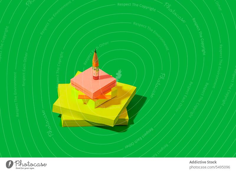 Kleiner angespitzter Bleistift auf gestapelten Haftnotizen zurück zur Schule Bildung hell kreativ Stapel lernen Konzept keine Verschwendung Schreibwarenhandlung