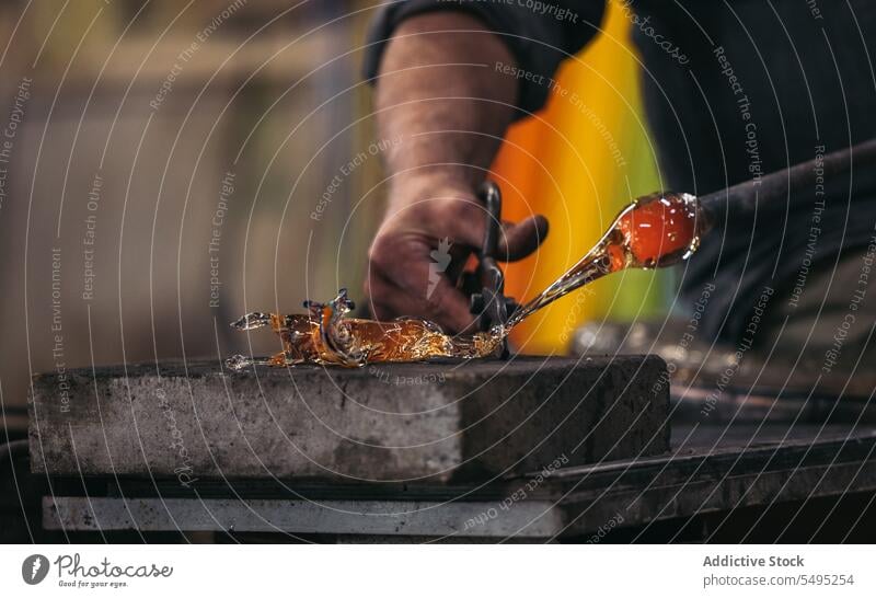 Unbekannter Handwerker mit Glasbläser in der Werkstatt Mann Glaswerkstatt Kunstgewerbler geschmolzen handgefertigt Pferd Gerät professionell Kunsthandwerker