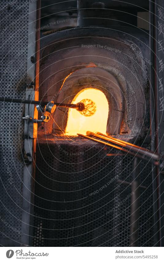 Brennofen bereit zum Brennen von Glas mit Glasbläser in der Werkstatt Glaswerkstatt handgefertigt Gerät professionell Kunsthandwerker industriell Prozess