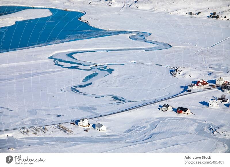 Häuser auf verschneitem Gelände in Meeresnähe Landschaft MEER Haus Cottage Schnee Winter kalt Wohnsiedlung frieren Ufer Meeresufer lofoten Insel Norwegen