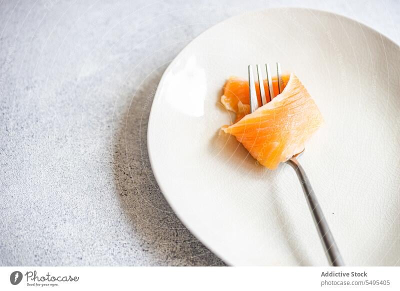 Gesunder Lachs in Scheiben auf weißem Teller Speise Gesundheit Lebensmittel Tisch Oberfläche lecker frisch Ernährung Nährstoff Gabel Speisekarte hoher Winkel