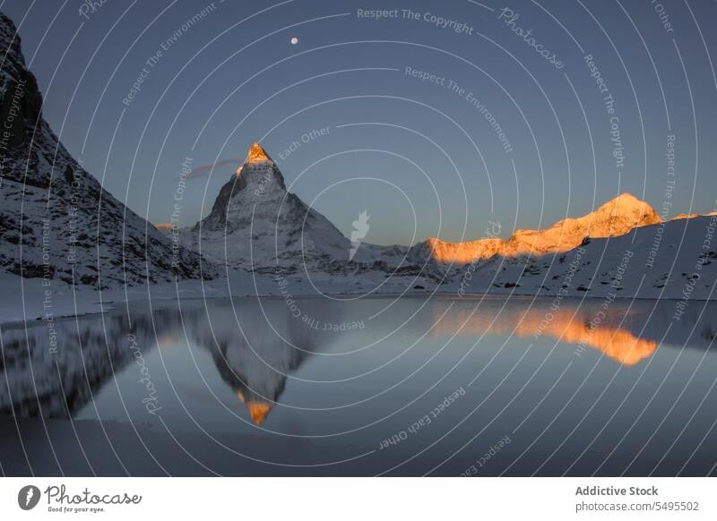 Sonnenaufgang am Riffelsee in der Schweiz Meereslandschaft Berge u. Gebirge MEER felsig Kamm Wasser Formation Winter Landschaft Schnee kalt frieren idyllisch