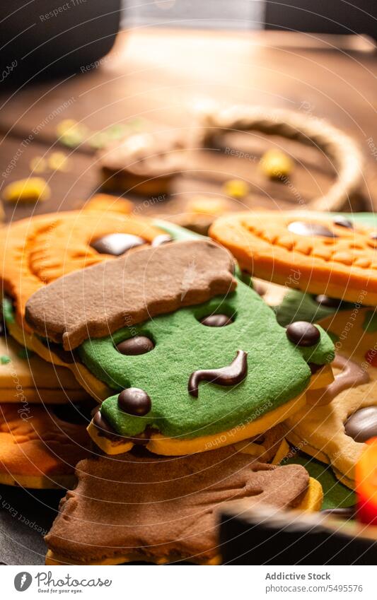 Leckere Halloween-Kekse auf dem Holztisch Tisch Teller geschmackvoll Leckerbissen Seil lecker Feiertag gebacken Gebäck Lebensmittel feiern selbstgemacht hölzern