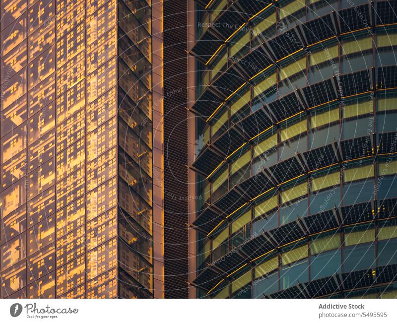 Geometrische und moderne Wolkenkratzer Gebäude Großstadt Turm Skyline Design Außenseite Zeitgenosse Architektur Himmel hoher Anstieg urban Stadtzentrum