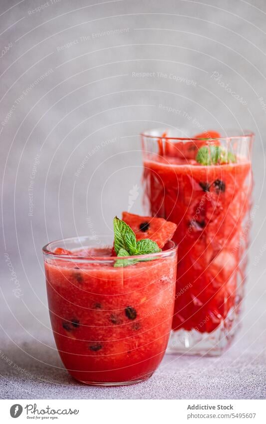 Margarita-Cocktail mit Wassermelonen-Smoothie Minze Glas trinken Getränk frisch lecker Erfrischung organisch Gesundheit mischen geschmackvoll Garnierung Vitamin