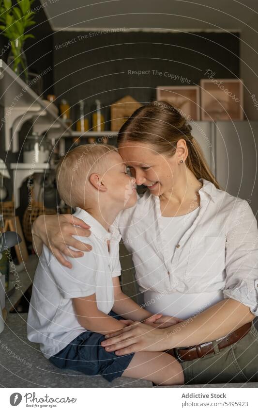 Frau schaut ihren Sohn liebevoll an Junge Mutter Blick niedlich Küche Wochenende Liebe Familie Kind Schalen & Schüsseln Erdbeeren Lebensmittel Lifestyle