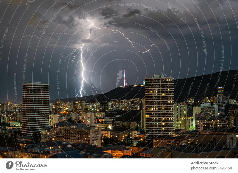 Dramatischer Himmel mit Blitzen in der Nacht über der Innenstadt von Tiflis dramatisch dunkel Dunkelheit Unwetter stürmisch Stadtzentrum tbilissis Gebäude Haus