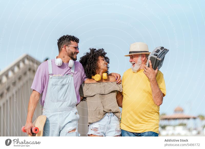 Glückliche Familie beim Musikhören Kopfhörer zuhören genießen Gesang Radio Anschluss lässig Melodie Lächeln benutzend Audio Gerät unterhalten Optimist Lachen