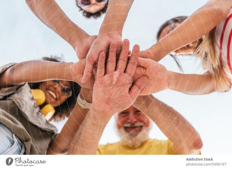 Gruppe von Erntearbeitern, die draußen die Hände stapeln Freund Freundschaft Glück Zusammensein heiter Menschen Spaß Lächeln Einheit positiv kooperieren