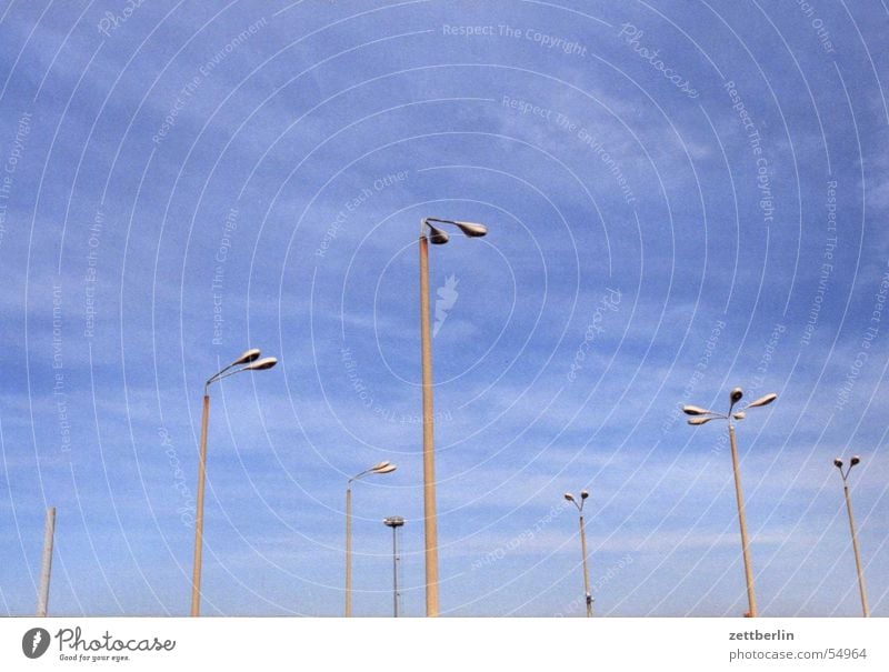 Lichtmasten Laterne Straßenbeleuchtung Parkplatzbeleuchtung Flutlicht Platz Luft luftig Detailaufnahme Himmel Beleuchtung schleierwolken blau Freiheit