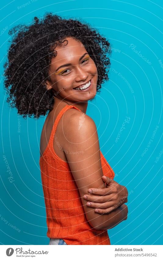 Optimistische schwarze Frau mit Afrofrisur Mode Model Afro-Look Frisur krause Haare freundlich Lächeln Porträt Afroamerikaner charismatisch offen herzlich