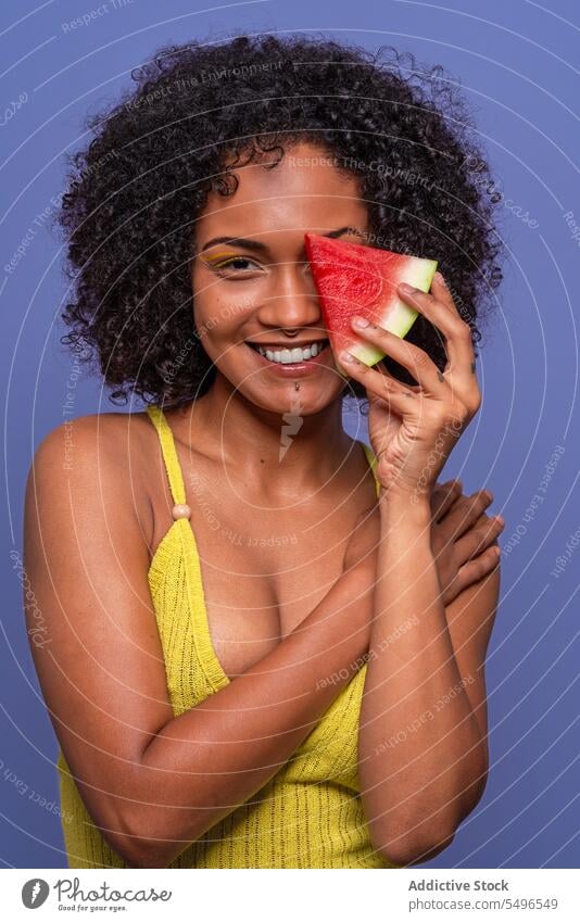 Positive schwarze Frau mit leckerer Wassermelone Model süß Scheibe freundlich Tierhaut charismatisch Porträt Afroamerikaner saftig Zitrusfrüchte Frucht frisch