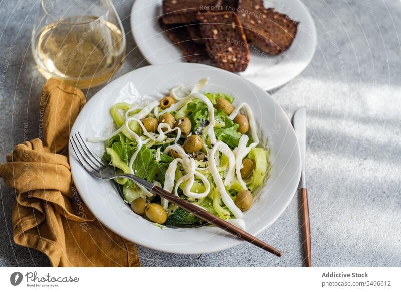 Gemüsesalat mit grünem Gemüse wie Kopfsalat, Gurken, Oliven, grüner Paprika mit hausgemachtem Käse und Sesam Salatbeilage Salatgurke oliv Klingel selbstgemacht