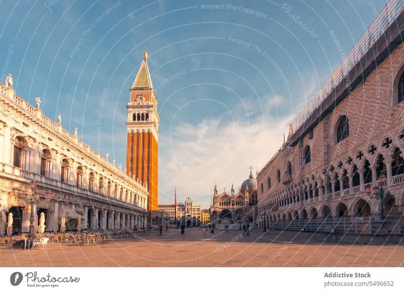 Majestätischer Blick auf die Piazzetta dei Leoncini bei Sonnenuntergang campanile der heiligen marke campanile di san marco Klingel Turm piazzetta dei leoncini