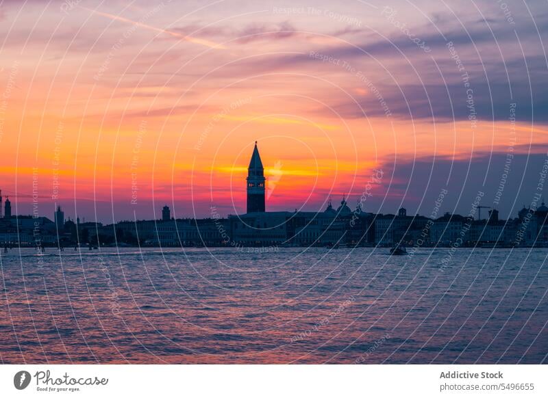 Erstaunlich Sonnenuntergang Blick mit orangefarbenen Himmel und schwarzen Wolken über Stadt Gebäude in Abend Tageslicht Stadtbild Landschaft malerisch Cloud